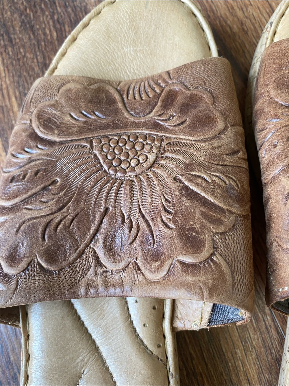 Born “Fishlake” tooled leather slide sandal Sz 9 medium width tan - Picture 2 of 6